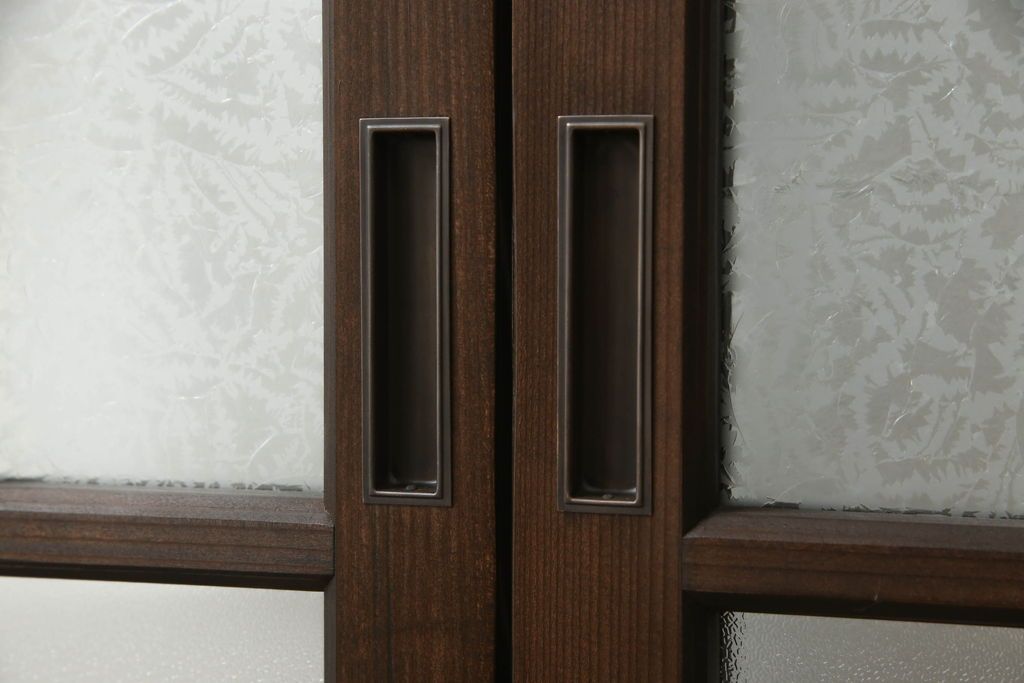 ガラス戸4枚を新規製作!当店商品を参考にしたデザイン、指定サイズにて。支給されたガラス・ダイヤ・銀モール・結霜、すりガラスを使用。本体は古民家の雰囲気に合うような自然な仕上がりに着色。(引き戸)