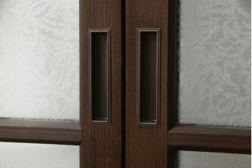 ガラス戸4枚を新規製作!当店商品を参考にしたデザイン、指定サイズにて。支給されたガラス・ダイヤ・銀モール・結霜、すりガラスを使用。本体は古民家の雰囲気に合うような自然な仕上がりに着色。(引き戸)