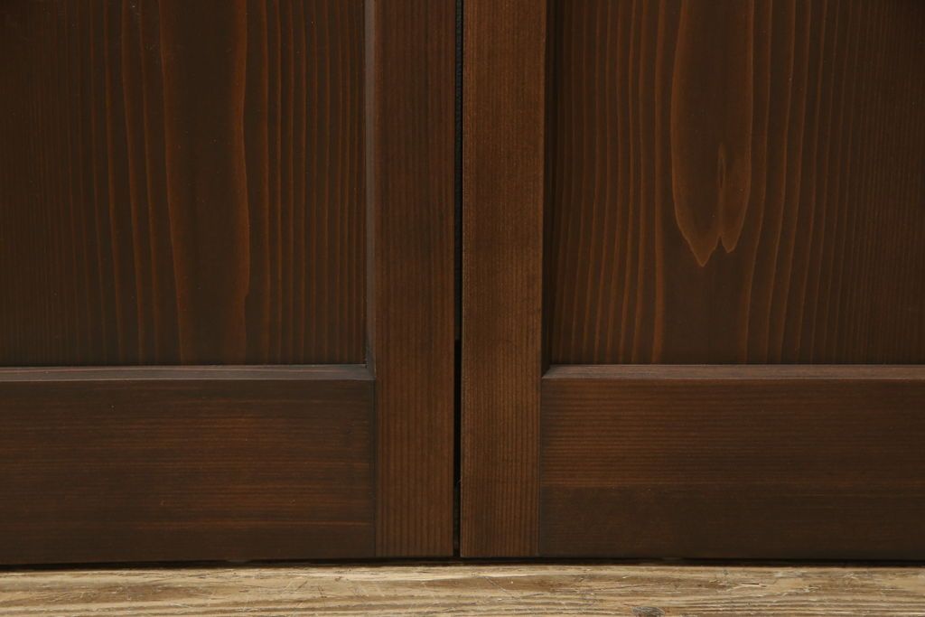 ガラス戸4枚を新規製作!当店商品を参考にしたデザイン、指定サイズにて。支給されたガラス・ダイヤ・銀モール・結霜、すりガラスを使用。本体は古民家の雰囲気に合うような自然な仕上がりに着色。(引き戸)