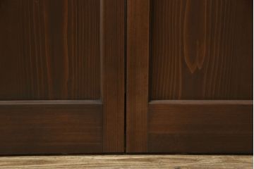 ガラス戸4枚を新規製作!当店商品を参考にしたデザイン、指定サイズにて。支給されたガラス・ダイヤ・銀モール・結霜、すりガラスを使用。本体は古民家の雰囲気に合うような自然な仕上がりに着色。(引き戸)