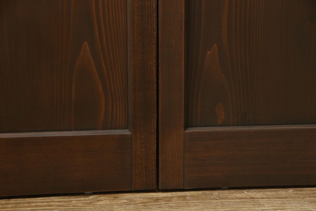 ガラス戸4枚を新規製作!当店商品を参考にしたデザイン、指定サイズにて。支給されたガラス・ダイヤ・銀モール・結霜、すりガラスを使用。本体は古民家の雰囲気に合うような自然な仕上がりに着色。(引き戸)