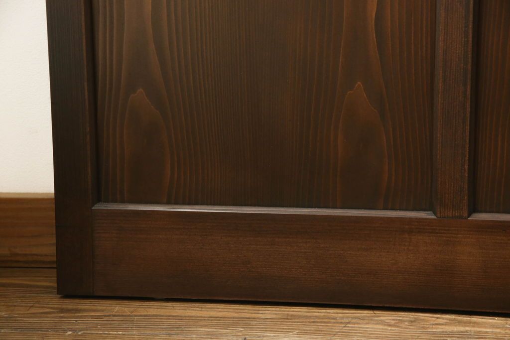 ガラス戸4枚を新規製作!当店商品を参考にしたデザイン、指定サイズにて。支給されたガラス・ダイヤ・銀モール・結霜、すりガラスを使用。本体は古民家の雰囲気に合うような自然な仕上がりに着色。(引き戸)