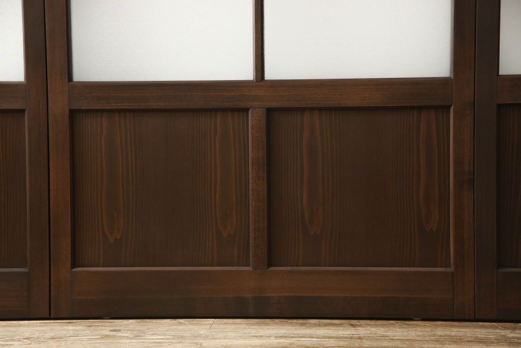 ガラス戸4枚を新規製作!当店商品を参考にしたデザイン、指定サイズにて。支給されたガラス・ダイヤ・銀モール・結霜、すりガラスを使用。本体は古民家の雰囲気に合うような自然な仕上がりに着色。(引き戸)