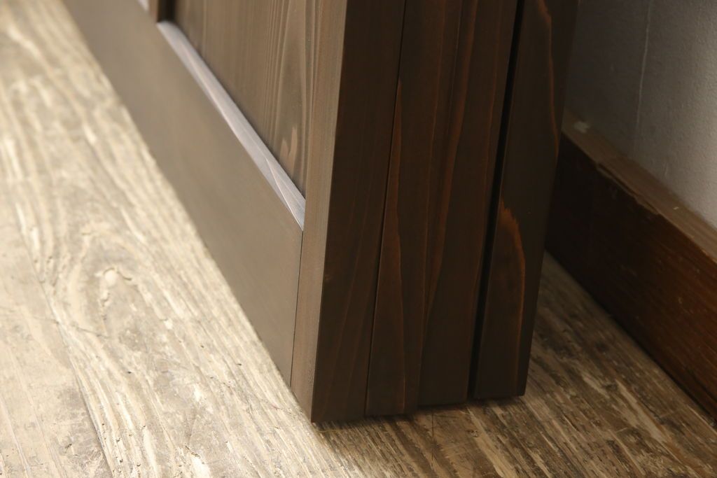 ガラス戸4枚を新規製作!当店商品を参考にしたデザイン、指定サイズにて。支給されたガラス・ダイヤ・銀モール・結霜、すりガラスを使用。本体は古民家の雰囲気に合うような自然な仕上がりに着色。(引き戸)