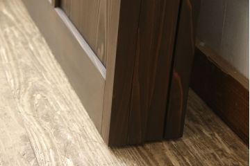 ガラス戸4枚を新規製作!当店商品を参考にしたデザイン、指定サイズにて。支給されたガラス・ダイヤ・銀モール・結霜、すりガラスを使用。本体は古民家の雰囲気に合うような自然な仕上がりに着色。(引き戸)