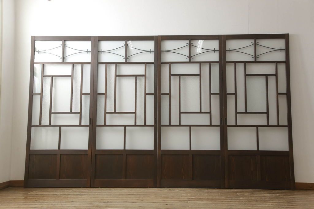 ガラス戸4枚を新規製作!当店商品を参考にしたデザイン、指定サイズにて。支給されたガラス・ダイヤ・銀モール・結霜、すりガラスを使用。本体は古民家の雰囲気に合うような自然な仕上がりに着色。(引き戸)