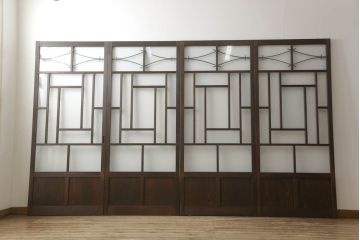 ガラス戸4枚を新規製作!当店商品を参考にしたデザイン、指定サイズにて。支給されたガラス・ダイヤ・銀モール・結霜、すりガラスを使用。本体は古民家の雰囲気に合うような自然な仕上がりに着色。(引き戸)