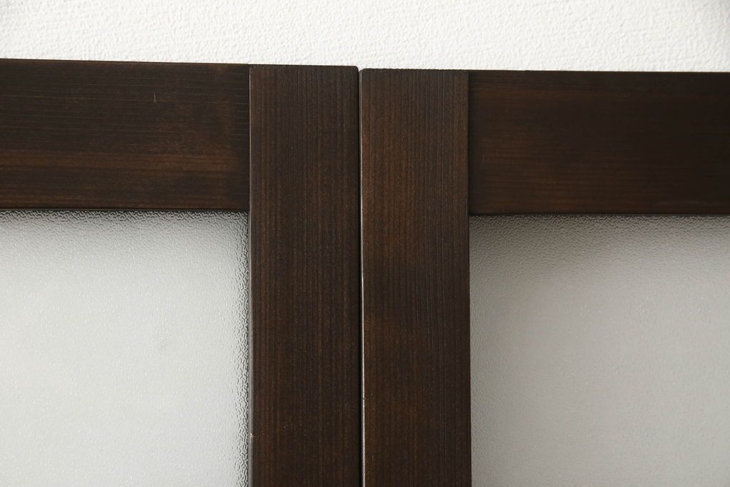 ガラス戸4枚を新規製作!当店商品を参考にしたデザイン、指定サイズにて。支給されたガラス・ダイヤ・銀モール・結霜、すりガラスを使用。本体は古民家の雰囲気に合うような自然な仕上がりに着色。(引き戸)