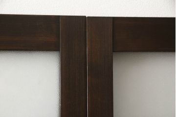 ガラス戸4枚を新規製作!当店商品を参考にしたデザイン、指定サイズにて。支給されたガラス・ダイヤ・銀モール・結霜、すりガラスを使用。本体は古民家の雰囲気に合うような自然な仕上がりに着色。(引き戸)