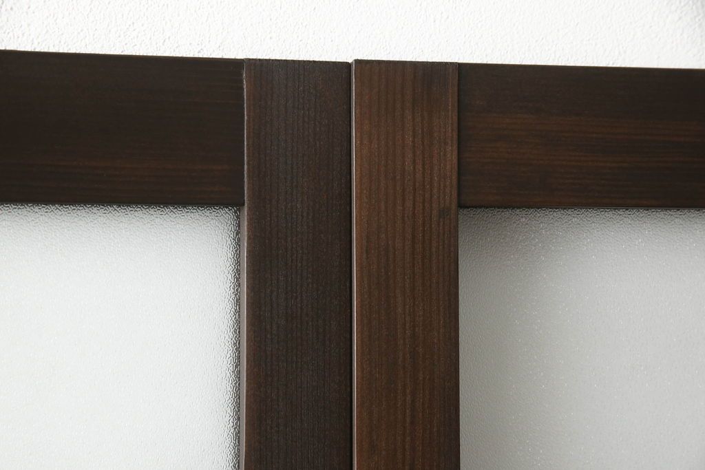 ガラス戸4枚を新規製作!当店商品を参考にしたデザイン、指定サイズにて。支給されたガラス・ダイヤ・銀モール・結霜、すりガラスを使用。本体は古民家の雰囲気に合うような自然な仕上がりに着色。(引き戸)