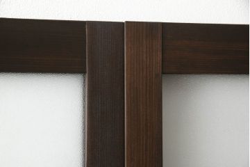 ガラス戸4枚を新規製作!当店商品を参考にしたデザイン、指定サイズにて。支給されたガラス・ダイヤ・銀モール・結霜、すりガラスを使用。本体は古民家の雰囲気に合うような自然な仕上がりに着色。(引き戸)