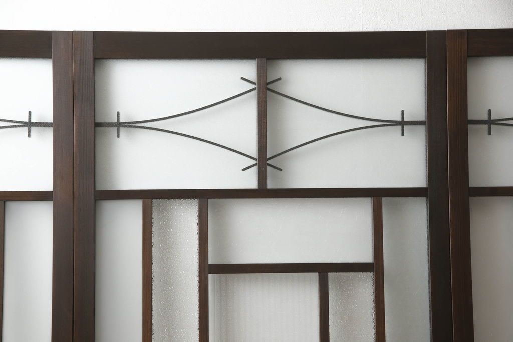 ガラス戸4枚を新規製作!当店商品を参考にしたデザイン、指定サイズにて。支給されたガラス・ダイヤ・銀モール・結霜、すりガラスを使用。本体は古民家の雰囲気に合うような自然な仕上がりに着色。(引き戸)