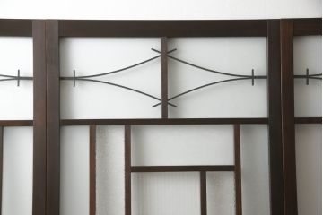 ガラス戸4枚を新規製作!当店商品を参考にしたデザイン、指定サイズにて。支給されたガラス・ダイヤ・銀モール・結霜、すりガラスを使用。本体は古民家の雰囲気に合うような自然な仕上がりに着色。(引き戸)