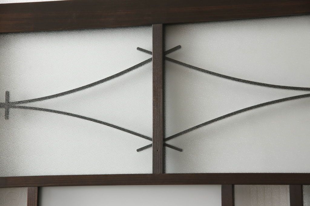 ガラス戸4枚を新規製作!当店商品を参考にしたデザイン、指定サイズにて。支給されたガラス・ダイヤ・銀モール・結霜、すりガラスを使用。本体は古民家の雰囲気に合うような自然な仕上がりに着色。(引き戸)