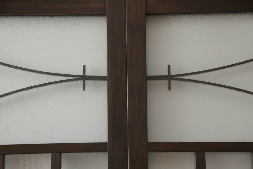 ガラス戸4枚を新規製作!当店商品を参考にしたデザイン、指定サイズにて。支給されたガラス・ダイヤ・銀モール・結霜、すりガラスを使用。本体は古民家の雰囲気に合うような自然な仕上がりに着色。(引き戸)