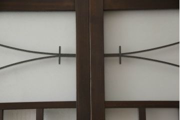 ガラス戸4枚を新規製作!当店商品を参考にしたデザイン、指定サイズにて。支給されたガラス・ダイヤ・銀モール・結霜、すりガラスを使用。本体は古民家の雰囲気に合うような自然な仕上がりに着色。(引き戸)