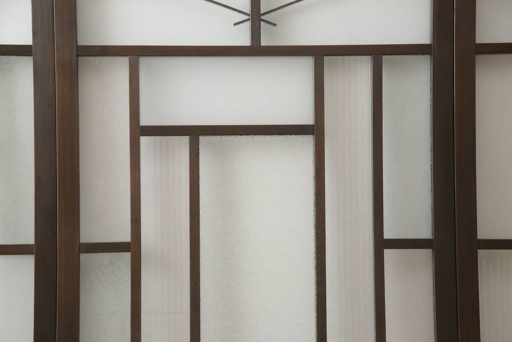 ガラス戸4枚を新規製作!当店商品を参考にしたデザイン、指定サイズにて。支給されたガラス・ダイヤ・銀モール・結霜、すりガラスを使用。本体は古民家の雰囲気に合うような自然な仕上がりに着色。(引き戸)