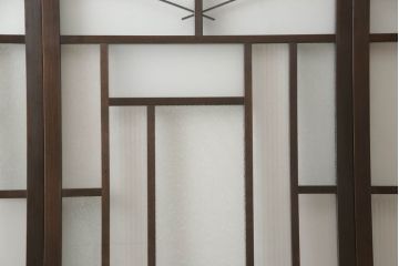 ガラス戸4枚を新規製作!当店商品を参考にしたデザイン、指定サイズにて。支給されたガラス・ダイヤ・銀モール・結霜、すりガラスを使用。本体は古民家の雰囲気に合うような自然な仕上がりに着色。(引き戸)