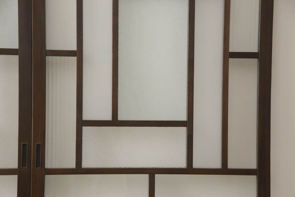 ガラス戸4枚を新規製作!当店商品を参考にしたデザイン、指定サイズにて。支給されたガラス・ダイヤ・銀モール・結霜、すりガラスを使用。本体は古民家の雰囲気に合うような自然な仕上がりに着色。(引き戸)