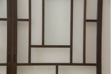 ガラス戸4枚を新規製作!当店商品を参考にしたデザイン、指定サイズにて。支給されたガラス・ダイヤ・銀モール・結霜、すりガラスを使用。本体は古民家の雰囲気に合うような自然な仕上がりに着色。(引き戸)