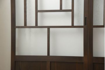 ガラス戸4枚を新規製作!当店商品を参考にしたデザイン、指定サイズにて。支給されたガラス・ダイヤ・銀モール・結霜、すりガラスを使用。本体は古民家の雰囲気に合うような自然な仕上がりに着色。(引き戸)