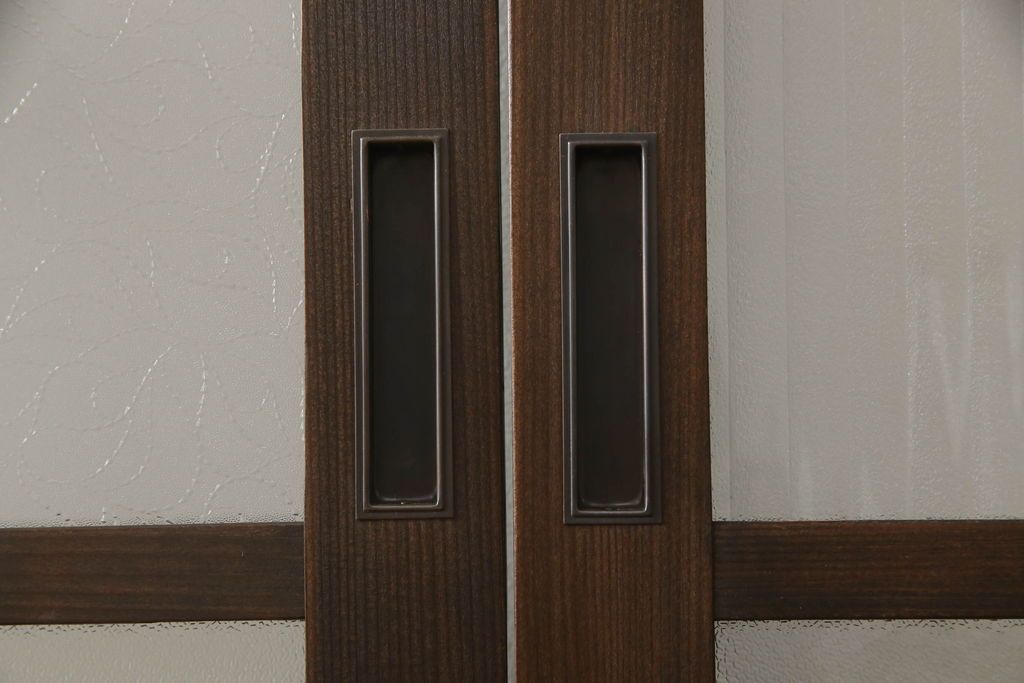 ガラス戸4枚を新規製作!当店商品を参考にしたデザイン、指定サイズにて。支給されたガラス・ダイヤ・銀モール・結霜、すりガラスを使用。本体は古民家の雰囲気に合うような自然な仕上がりに着色。(引き戸)