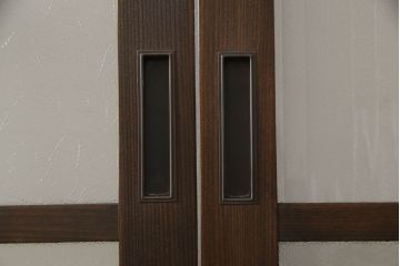 ガラス戸4枚を新規製作!当店商品を参考にしたデザイン、指定サイズにて。支給されたガラス・ダイヤ・銀モール・結霜、すりガラスを使用。本体は古民家の雰囲気に合うような自然な仕上がりに着色。(引き戸)