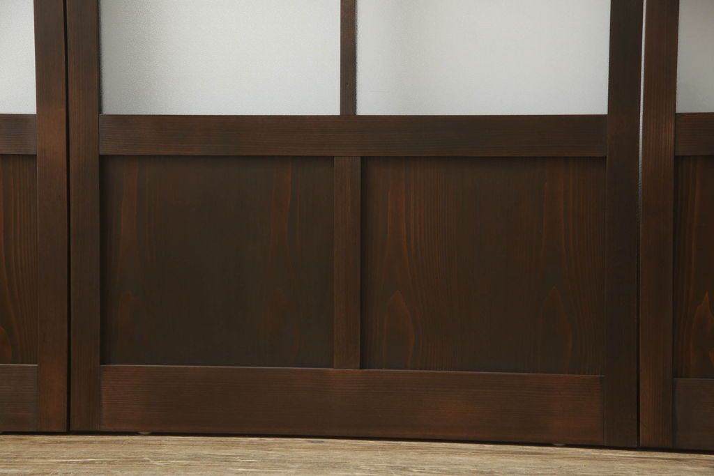 ガラス戸4枚を新規製作!当店商品を参考にしたデザイン、指定サイズにて。支給されたガラス・ダイヤ・銀モール・結霜、すりガラスを使用。本体は古民家の雰囲気に合うような自然な仕上がりに着色。(引き戸)