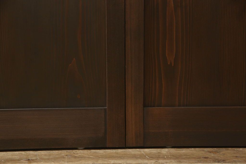 ガラス戸4枚を新規製作!当店商品を参考にしたデザイン、指定サイズにて。支給されたガラス・ダイヤ・銀モール・結霜、すりガラスを使用。本体は古民家の雰囲気に合うような自然な仕上がりに着色。(引き戸)