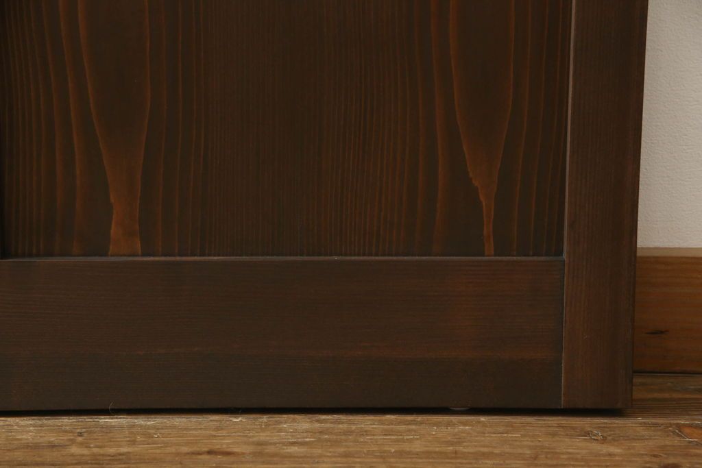 ガラス戸4枚を新規製作!当店商品を参考にしたデザイン、指定サイズにて。支給されたガラス・ダイヤ・銀モール・結霜、すりガラスを使用。本体は古民家の雰囲気に合うような自然な仕上がりに着色。(引き戸)