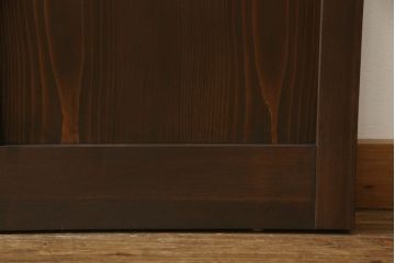 ガラス戸4枚を新規製作!当店商品を参考にしたデザイン、指定サイズにて。支給されたガラス・ダイヤ・銀モール・結霜、すりガラスを使用。本体は古民家の雰囲気に合うような自然な仕上がりに着色。(引き戸)