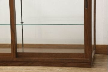 ガラスケースを新規製作!当店オーダー家具を参考に製作し、ガラス棚板2枚取り付け、補強の為棚板の真ん中に支えを取り付け。色味は当店商品を参考に着色。(ショーケース、陳列棚、飾り棚)