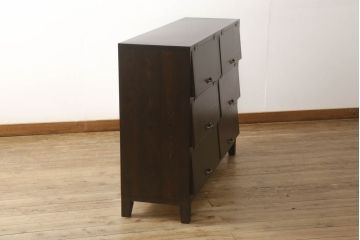 パタパタ収納棚を新規製作!当店のオーダー家具を参考に、新材を用いてご希望サイズ・色味にて。棚は3段で均等の高さにし1段につき扉は2枚仕様で、取っ手を取り付け。(下駄箱、戸棚、キャビネット)