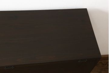 パタパタ収納棚を新規製作!当店のオーダー家具を参考に、新材を用いてご希望サイズ・色味にて。棚は3段で均等の高さにし1段につき扉は2枚仕様で、取っ手を取り付け。(下駄箱、戸棚、キャビネット)