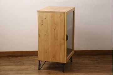 戸棚を新規製作!ラフジュ工房オリジナル商品を参考にご希望のサイズで、当店オリジナルデザインの市松模様ガラスを使用。取っ手、脚を取付。色味は当店商品を参考に着色。(収納棚、食器棚)