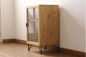 戸棚を新規製作!ラフジュ工房オリジナル商品を参考にご希望のサイズで、当店オリジナルデザインの市松模様ガラスを使用。取っ手、脚を取付。色味は当店商品を参考に着色。(収納棚、食器棚)