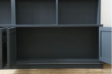 本棚を新規製作!お客様ご希望のデザイン・サイズにて。観音扉サイズに合わせバランスをみて枠部分を製作し、取っ手を取り付け。色味はペイントカラーを調色し青みがかったグレーで着色。(本棚、ブックケース、ブックシェルフ、オープンシェルフ、飾り棚)