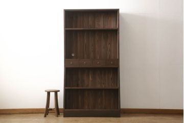 ブックシェルフを新規製作!当店の商品を参考にしたデザイン・希望のサイズにて。配線穴開け加工をし、色味は茶色1色に着色。(収納棚、本棚、ウッドシェルフ)