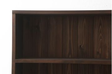 ブックシェルフを新規製作!当店の商品を参考にしたデザイン・希望のサイズにて。配線穴開け加工をし、色味は茶色1色に着色。(収納棚、本棚、ウッドシェルフ)