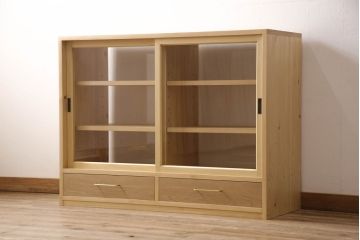 戸棚を新規製作!当店商品を参考にご希望サイズで。棚板2枚、下段引き出し2杯仕様にて製作。持ち込みの金具を取付け、引き戸は十字に入っている支柱をなしにして木枠のみ。背面はクリアガラス仕様。全体はワックス、 天板は耐水性を上げるためウレタン塗料を使用して仕上げ。(収納棚、戸棚、キャビネット、サイドボード、食器棚)