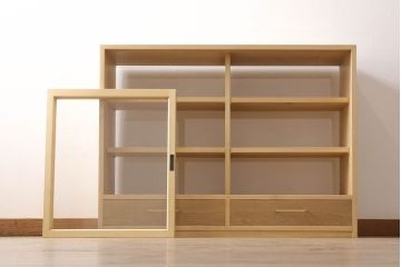 戸棚を新規製作!当店商品を参考にご希望サイズで。棚板2枚、下段引き出し2杯仕様にて製作。持ち込みの金具を取付け、引き戸は十字に入っている支柱をなしにして木枠のみ。背面はクリアガラス仕様。全体はワックス、 天板は耐水性を上げるためウレタン塗料を使用して仕上げ。(収納棚、戸棚、キャビネット、サイドボード、食器棚)