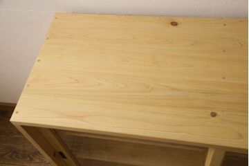 戸棚を新規製作!当店商品を参考にご希望サイズで。棚板2枚、下段引き出し2杯仕様にて製作。持ち込みの金具を取付け、引き戸は十字に入っている支柱をなしにして木枠のみ。背面はクリアガラス仕様。全体はワックス、 天板は耐水性を上げるためウレタン塗料を使用して仕上げ。(収納棚、戸棚、キャビネット、サイドボード、食器棚)