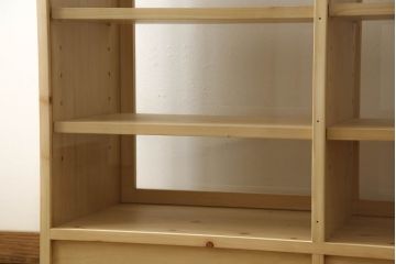 戸棚を新規製作!当店商品を参考にご希望サイズで。棚板2枚、下段引き出し2杯仕様にて製作。持ち込みの金具を取付け、引き戸は十字に入っている支柱をなしにして木枠のみ。背面はクリアガラス仕様。全体はワックス、 天板は耐水性を上げるためウレタン塗料を使用して仕上げ。(収納棚、戸棚、キャビネット、サイドボード、食器棚)