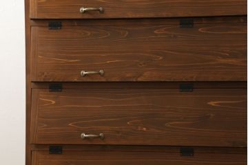 パタパタ収納を新規製作!当店のオーダー家具を参考にご希望サイズで。棚は5段の仕様で、扉は1段につき1枚。木脚、取っ手を取り付け、着色・ワックス仕上げ。(戸棚、下駄箱、キャビネット)