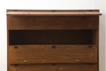 パタパタ収納を新規製作!当店のオーダー家具を参考にご希望サイズで。棚は5段の仕様で、扉は1段につき1枚。木脚、取っ手を取り付け、着色・ワックス仕上げ。(戸棚、下駄箱、キャビネット)