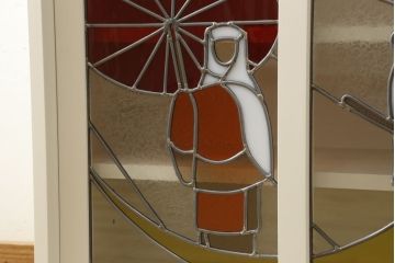 収納棚を新規製作!「刀剣乱舞」の世界観をデザインしたステンドグラス入りの引き違い戸仕様。内部棚板は6枚の可動式。角金具、台輪を製作し取り付け。本体と棚板はアンティークホワイトにてペイント。(サイドボード、サイドキャビネット、本箱、ブックケース、戸棚)