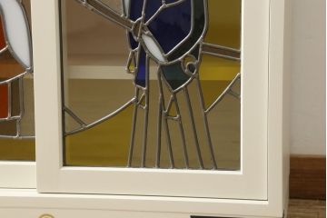 収納棚を新規製作!「刀剣乱舞」の世界観をデザインしたステンドグラス入りの引き違い戸仕様。内部棚板は6枚の可動式。角金具、台輪を製作し取り付け。本体と棚板はアンティークホワイトにてペイント。(サイドボード、サイドキャビネット、本箱、ブックケース、戸棚)