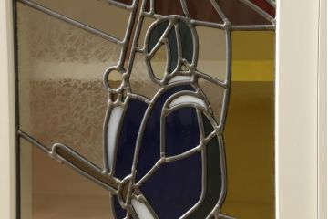 収納棚を新規製作!「刀剣乱舞」の世界観をデザインしたステンドグラス入りの引き違い戸仕様。内部棚板は6枚の可動式。角金具、台輪を製作し取り付け。本体と棚板はアンティークホワイトにてペイント。(サイドボード、サイドキャビネット、本箱、ブックケース、戸棚)