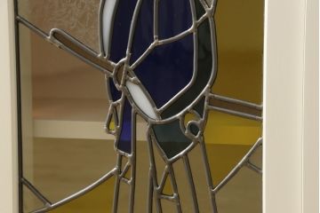 収納棚を新規製作!「刀剣乱舞」の世界観をデザインしたステンドグラス入りの引き違い戸仕様。内部棚板は6枚の可動式。角金具、台輪を製作し取り付け。本体と棚板はアンティークホワイトにてペイント。(サイドボード、サイドキャビネット、本箱、ブックケース、戸棚)