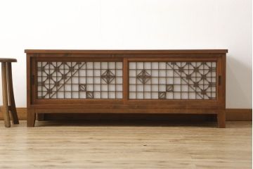 ローボードを新規製作!ラフジュ工房オリジナル商品のデザイン・色味を参考に製作。引き戸には組子をはめ込み、厚さ24mmの天板を取り付け、収納内部中央に仕切り、木製脚を取り付け。内部に配線用の穴開け加工。(テレビボード、テレビ台、サイドボード、収納棚、戸棚)